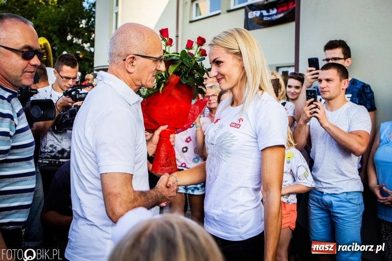 Zdjęcie w galerii na portalu naszraciborz.pl: Najpierw u prezydenta, potem w rodzinnym Raciborzu. Powitanie Justyny Święty-Ersetic  wiadomości z regionu