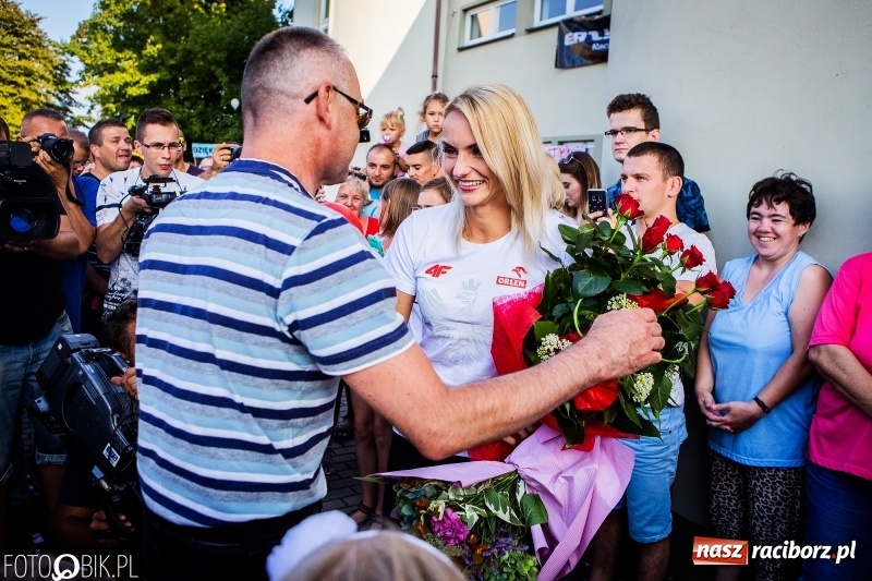 Zdjęcie w galerii na portalu naszraciborz.pl: Najpierw u prezydenta, potem w rodzinnym Raciborzu. Powitanie Justyny Święty-Ersetic  wiadomości z regionu