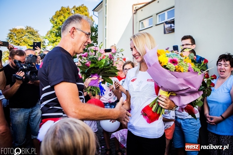Zdjęcie w galerii na portalu naszraciborz.pl: Najpierw u prezydenta, potem w rodzinnym Raciborzu. Powitanie Justyny Święty-Ersetic  wiadomości z regionu
