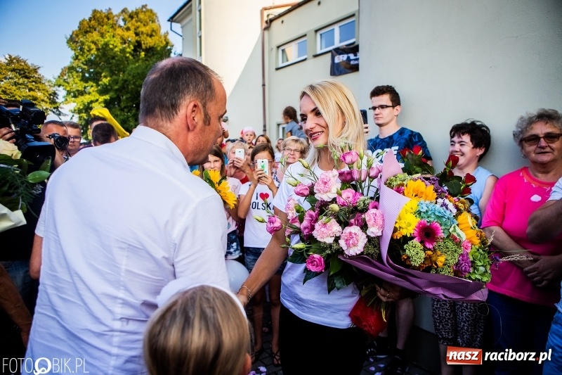 Zdjęcie w galerii na portalu naszraciborz.pl: Najpierw u prezydenta, potem w rodzinnym Raciborzu. Powitanie Justyny Święty-Ersetic  wiadomości z regionu