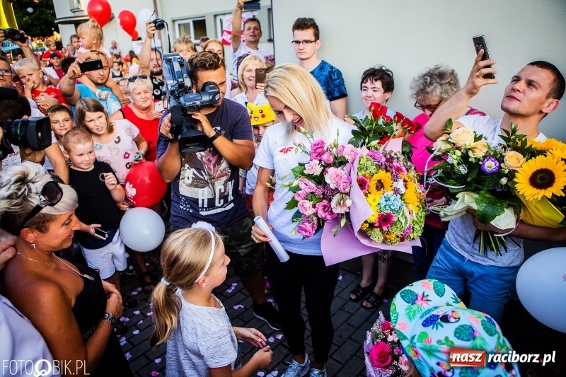 Zdjęcie w galerii na portalu naszraciborz.pl: Najpierw u prezydenta, potem w rodzinnym Raciborzu. Powitanie Justyny Święty-Ersetic  wiadomości z regionu