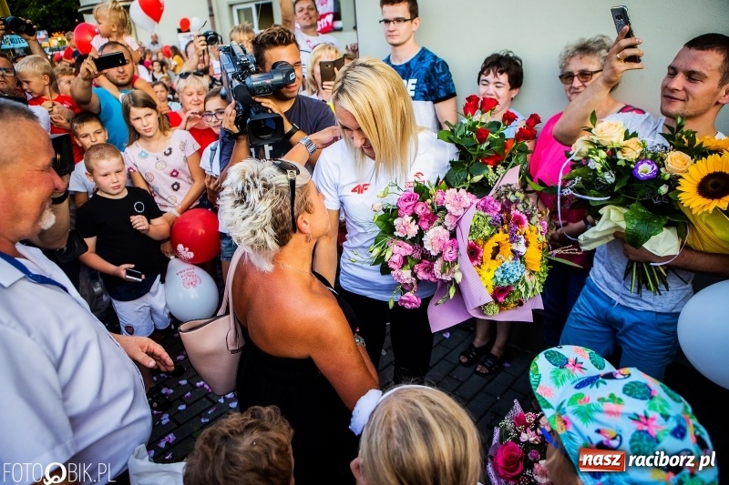 Zdjęcie w galerii na portalu naszraciborz.pl: Najpierw u prezydenta, potem w rodzinnym Raciborzu. Powitanie Justyny Święty-Ersetic  wiadomości z regionu