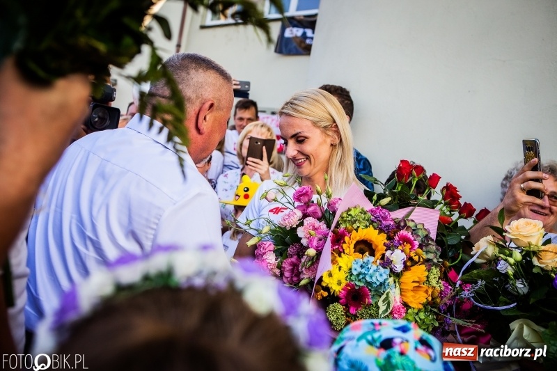 Zdjęcie w galerii na portalu naszraciborz.pl: Najpierw u prezydenta, potem w rodzinnym Raciborzu. Powitanie Justyny Święty-Ersetic  wiadomości z regionu