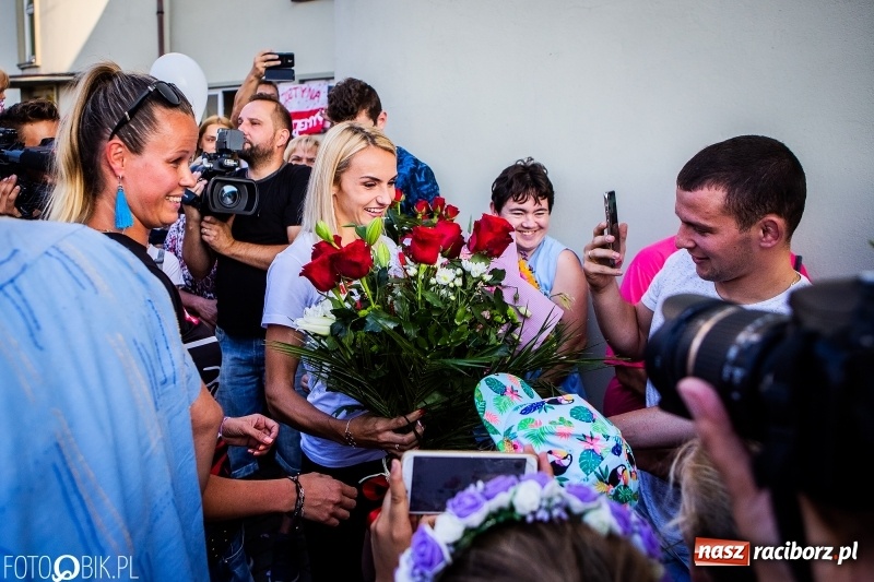Zdjęcie w galerii na portalu naszraciborz.pl: Najpierw u prezydenta, potem w rodzinnym Raciborzu. Powitanie Justyny Święty-Ersetic  wiadomości z regionu