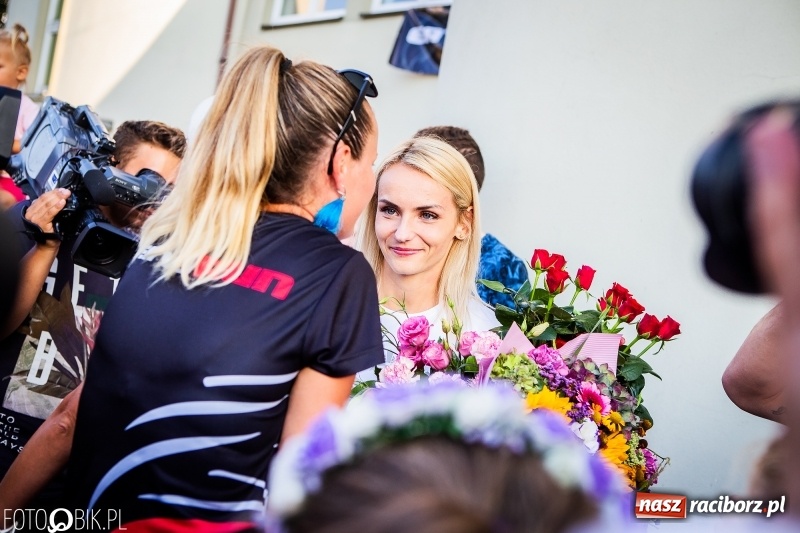 Zdjęcie w galerii na portalu naszraciborz.pl: Najpierw u prezydenta, potem w rodzinnym Raciborzu. Powitanie Justyny Święty-Ersetic  wiadomości z regionu