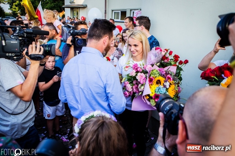 Zdjęcie w galerii na portalu naszraciborz.pl: Najpierw u prezydenta, potem w rodzinnym Raciborzu. Powitanie Justyny Święty-Ersetic  wiadomości z regionu