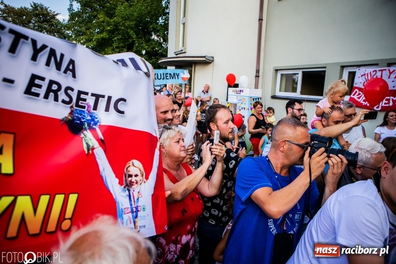 Zdjęcie w galerii na portalu naszraciborz.pl: Najpierw u prezydenta, potem w rodzinnym Raciborzu. Powitanie Justyny Święty-Ersetic  wiadomości z regionu