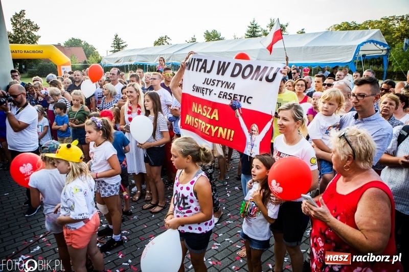 Zdjęcie w galerii na portalu naszraciborz.pl: Najpierw u prezydenta, potem w rodzinnym Raciborzu. Powitanie Justyny Święty-Ersetic  wiadomości z regionu