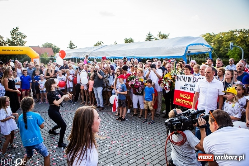 Zdjęcie w galerii na portalu naszraciborz.pl: Najpierw u prezydenta, potem w rodzinnym Raciborzu. Powitanie Justyny Święty-Ersetic  wiadomości z regionu