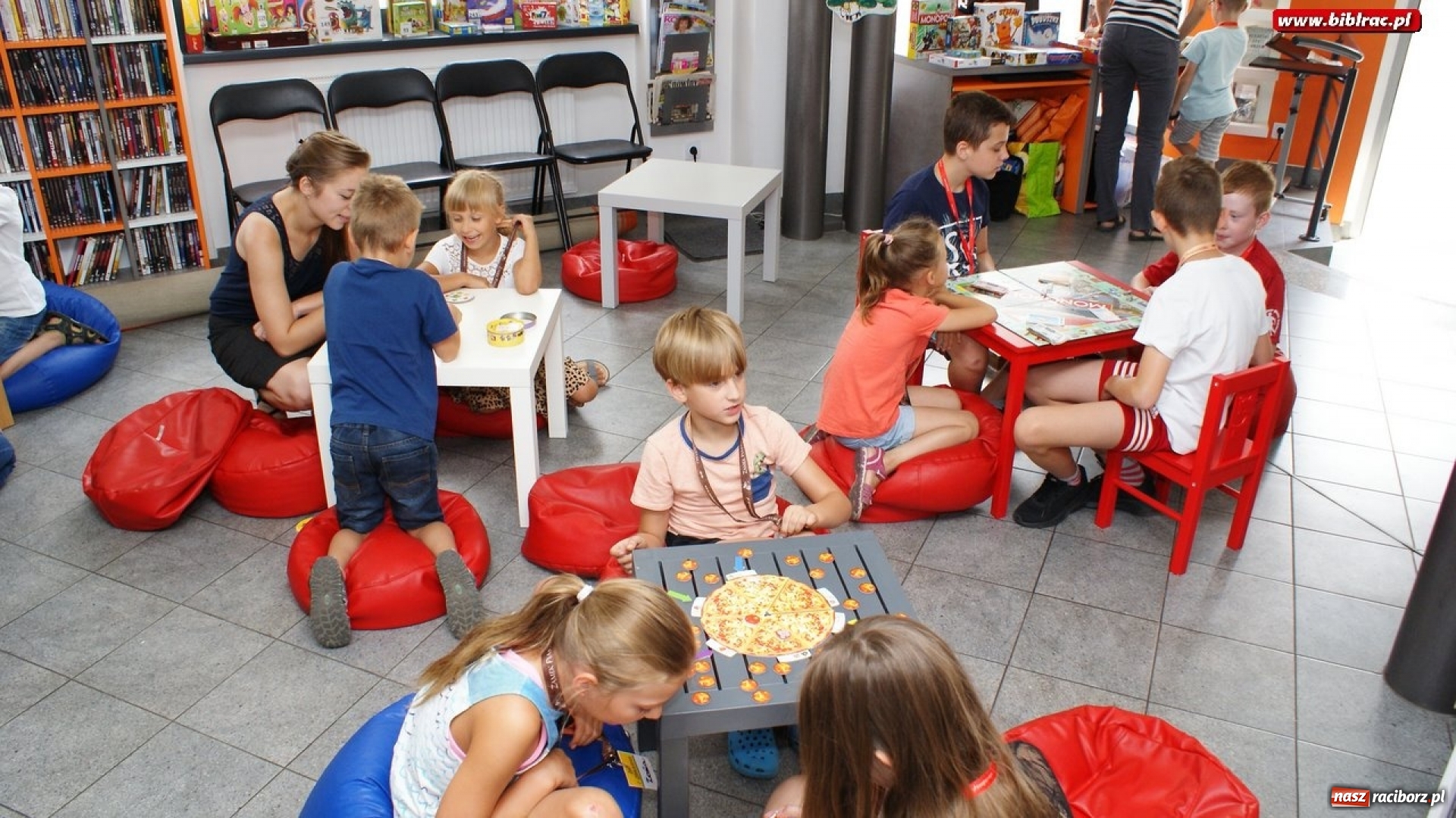 Zdjęcie w galerii na portalu naszraciborz.pl: Lato w bibliotece. Planszówki nie tak znów przestarzałe wiadomości z regionu