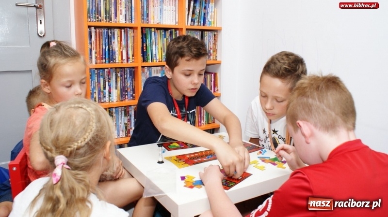 Zdjęcie w galerii na portalu naszraciborz.pl: Lato w bibliotece. Planszówki nie tak znów przestarzałe wiadomości z regionu