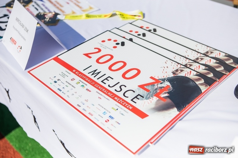 Zdjęcie w galerii na portalu naszraciborz.pl: Prezentacja koszulki, medali i nagród IV Rafako Półmaratonu Racibórz wiadomości z regionu
