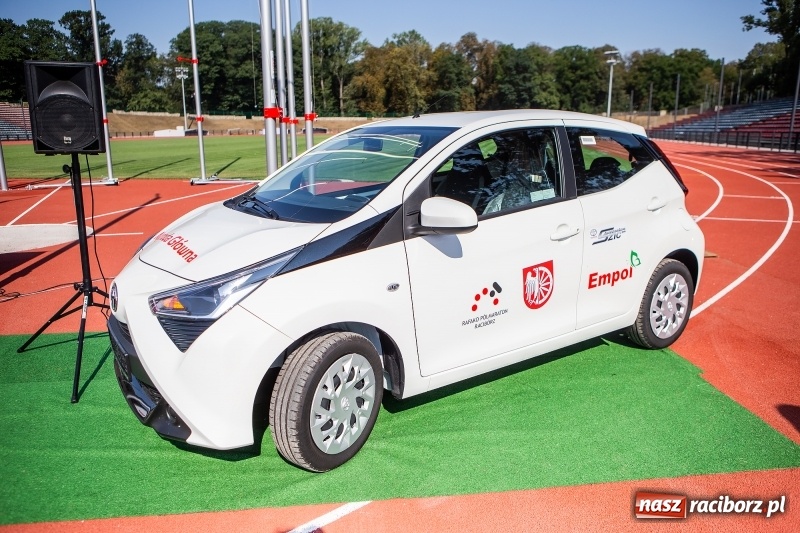 Zdjęcie w galerii na portalu naszraciborz.pl: Prezentacja koszulki, medali i nagród IV Rafako Półmaratonu Racibórz wiadomości z regionu