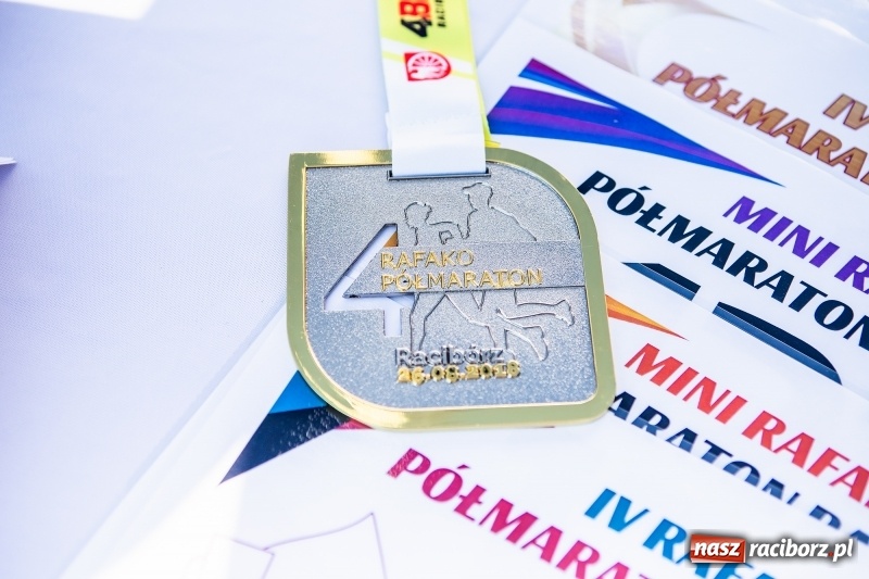 Zdjęcie w galerii na portalu naszraciborz.pl: Prezentacja koszulki, medali i nagród IV Rafako Półmaratonu Racibórz wiadomości z regionu