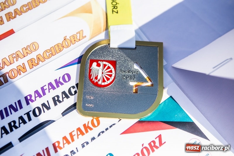 Zdjęcie w galerii na portalu naszraciborz.pl: Prezentacja koszulki, medali i nagród IV Rafako Półmaratonu Racibórz wiadomości z regionu