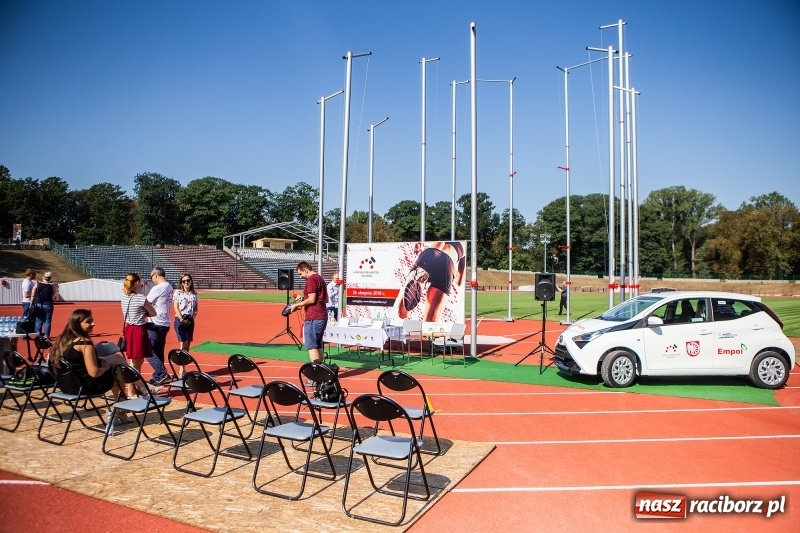 Zdjęcie w galerii na portalu naszraciborz.pl: Prezentacja koszulki, medali i nagród IV Rafako Półmaratonu Racibórz wiadomości z regionu