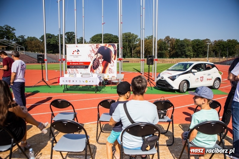 Zdjęcie w galerii na portalu naszraciborz.pl: Prezentacja koszulki, medali i nagród IV Rafako Półmaratonu Racibórz wiadomości z regionu