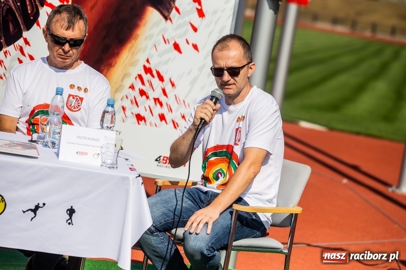 Zdjęcie w galerii na portalu naszraciborz.pl: Prezentacja koszulki, medali i nagród IV Rafako Półmaratonu Racibórz wiadomości z regionu