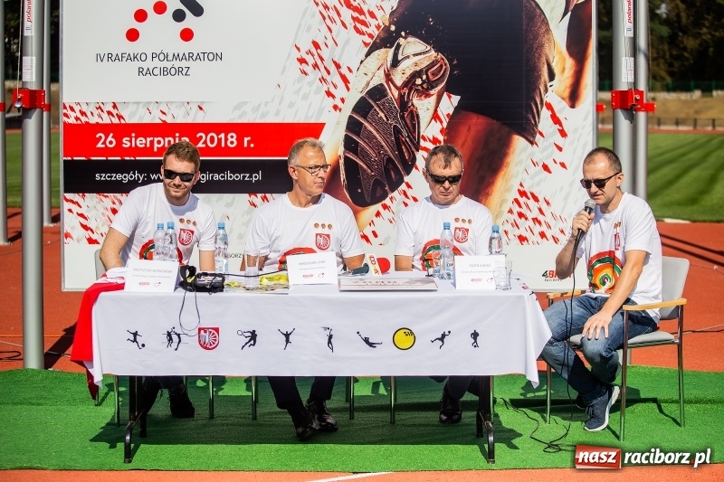 Zdjęcie w galerii na portalu naszraciborz.pl: Prezentacja koszulki, medali i nagród IV Rafako Półmaratonu Racibórz wiadomości z regionu