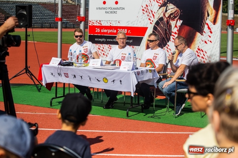 Zdjęcie w galerii na portalu naszraciborz.pl: Prezentacja koszulki, medali i nagród IV Rafako Półmaratonu Racibórz wiadomości z regionu