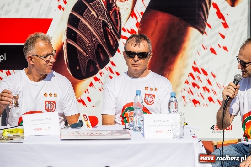 Zdjęcie w galerii na portalu naszraciborz.pl: Prezentacja koszulki, medali i nagród IV Rafako Półmaratonu Racibórz wiadomości z regionu