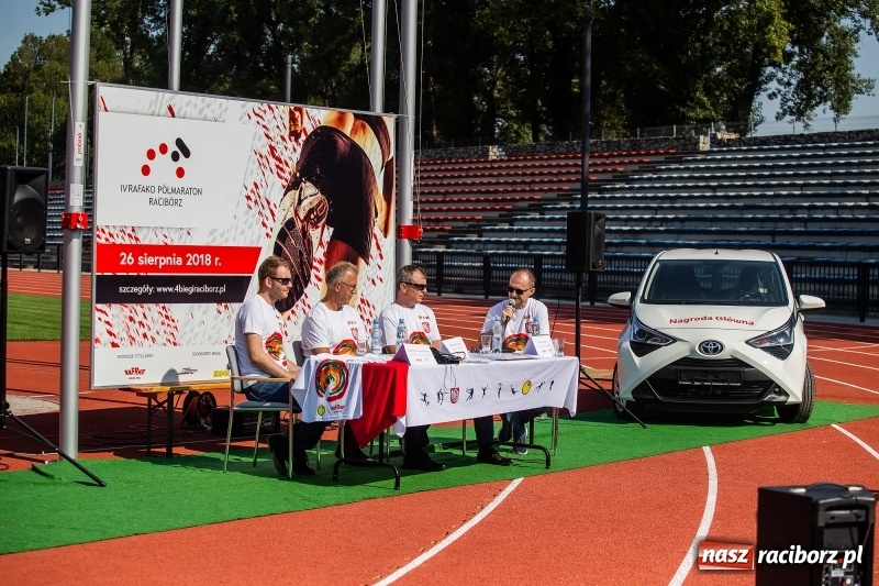 Zdjęcie w galerii na portalu naszraciborz.pl: Prezentacja koszulki, medali i nagród IV Rafako Półmaratonu Racibórz wiadomości z regionu