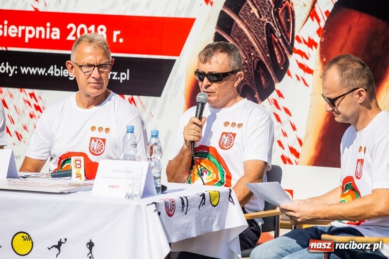 Zdjęcie w galerii na portalu naszraciborz.pl: Prezentacja koszulki, medali i nagród IV Rafako Półmaratonu Racibórz wiadomości z regionu