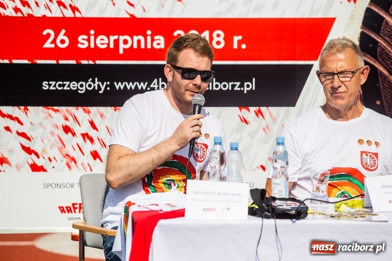 Zdjęcie w galerii na portalu naszraciborz.pl: Prezentacja koszulki, medali i nagród IV Rafako Półmaratonu Racibórz wiadomości z regionu