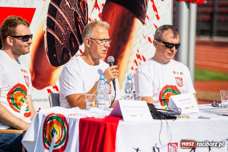 Zdjęcie w galerii na portalu naszraciborz.pl: Prezentacja koszulki, medali i nagród IV Rafako Półmaratonu Racibórz wiadomości z regionu