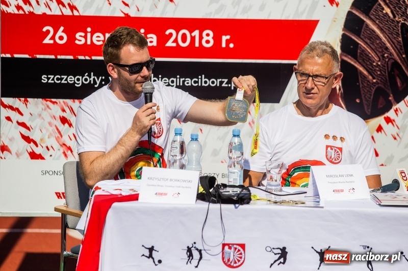 Zdjęcie w galerii na portalu naszraciborz.pl: Prezentacja koszulki, medali i nagród IV Rafako Półmaratonu Racibórz wiadomości z regionu