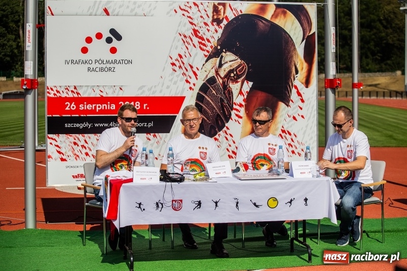 Zdjęcie w galerii na portalu naszraciborz.pl: Prezentacja koszulki, medali i nagród IV Rafako Półmaratonu Racibórz wiadomości z regionu