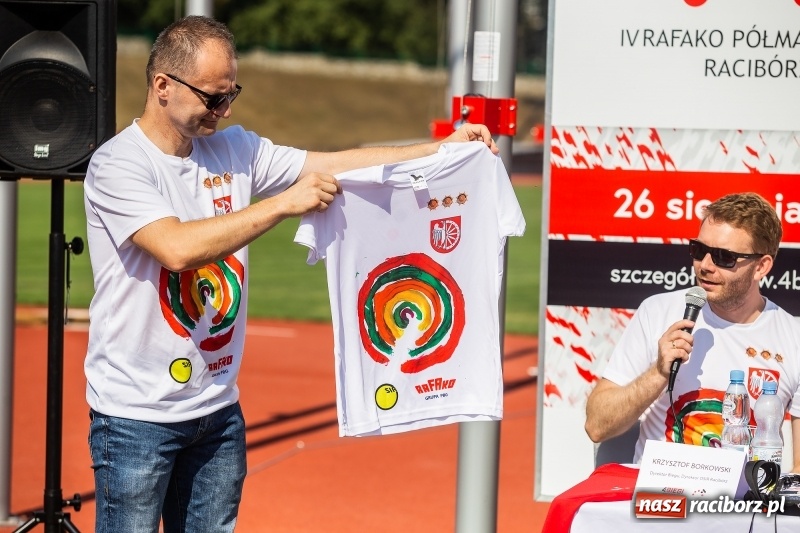 Zdjęcie w galerii na portalu naszraciborz.pl: Prezentacja koszulki, medali i nagród IV Rafako Półmaratonu Racibórz wiadomości z regionu