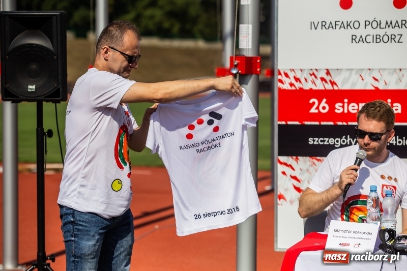 Zdjęcie w galerii na portalu naszraciborz.pl: Prezentacja koszulki, medali i nagród IV Rafako Półmaratonu Racibórz wiadomości z regionu