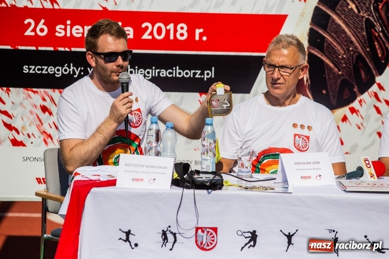 Zdjęcie w galerii na portalu naszraciborz.pl: Prezentacja koszulki, medali i nagród IV Rafako Półmaratonu Racibórz wiadomości z regionu