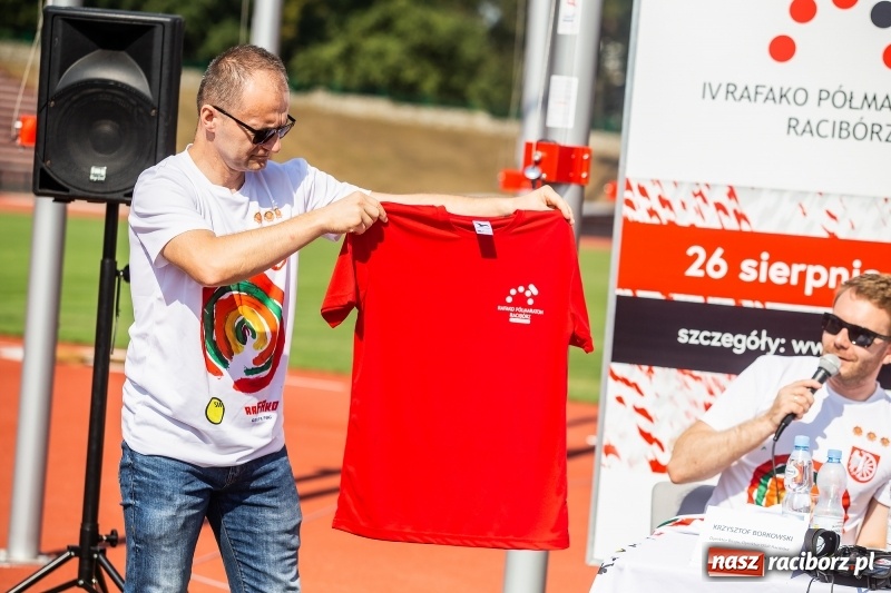Zdjęcie w galerii na portalu naszraciborz.pl: Prezentacja koszulki, medali i nagród IV Rafako Półmaratonu Racibórz wiadomości z regionu