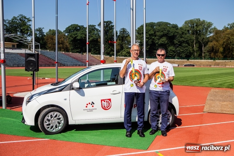 Zdjęcie w galerii na portalu naszraciborz.pl: Prezentacja koszulki, medali i nagród IV Rafako Półmaratonu Racibórz wiadomości z regionu