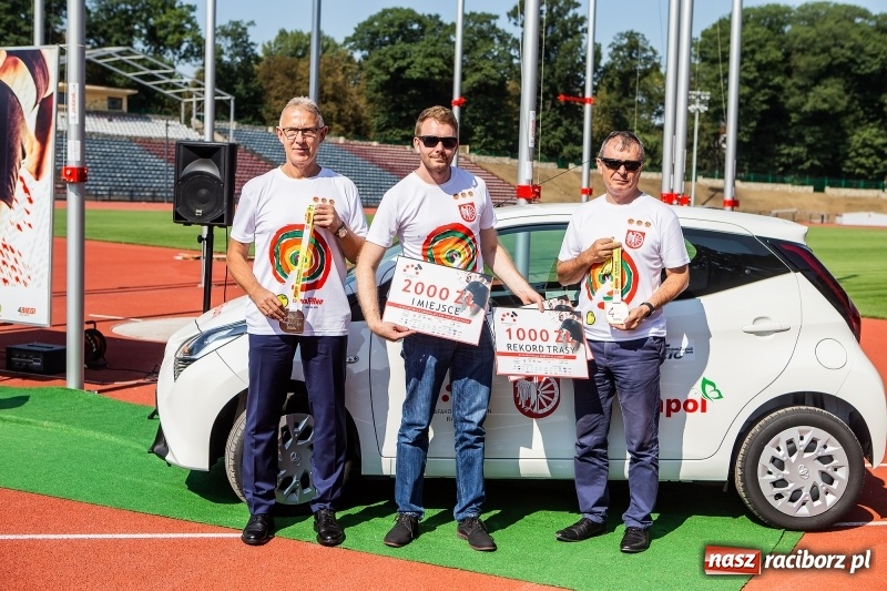 Zdjęcie w galerii na portalu naszraciborz.pl: Prezentacja koszulki, medali i nagród IV Rafako Półmaratonu Racibórz wiadomości z regionu