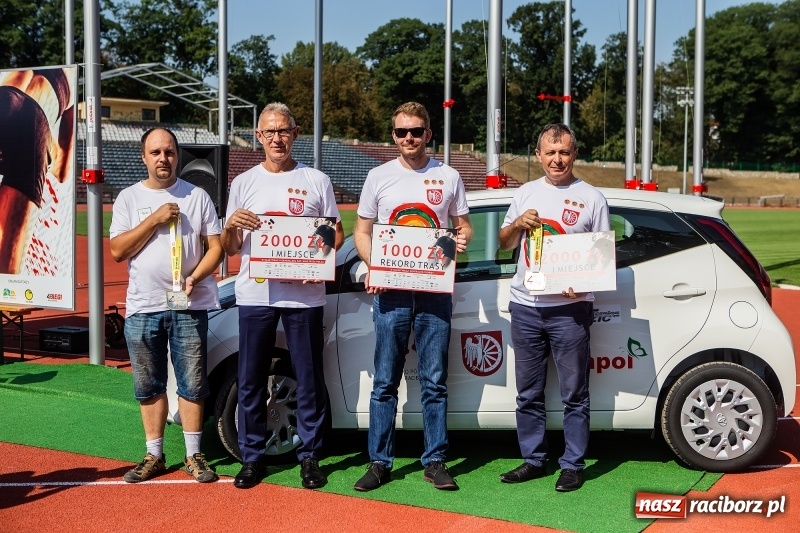 Zdjęcie w galerii na portalu naszraciborz.pl: Prezentacja koszulki, medali i nagród IV Rafako Półmaratonu Racibórz wiadomości z regionu