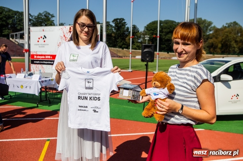 Zdjęcie w galerii na portalu naszraciborz.pl: Prezentacja koszulki, medali i nagród IV Rafako Półmaratonu Racibórz wiadomości z regionu