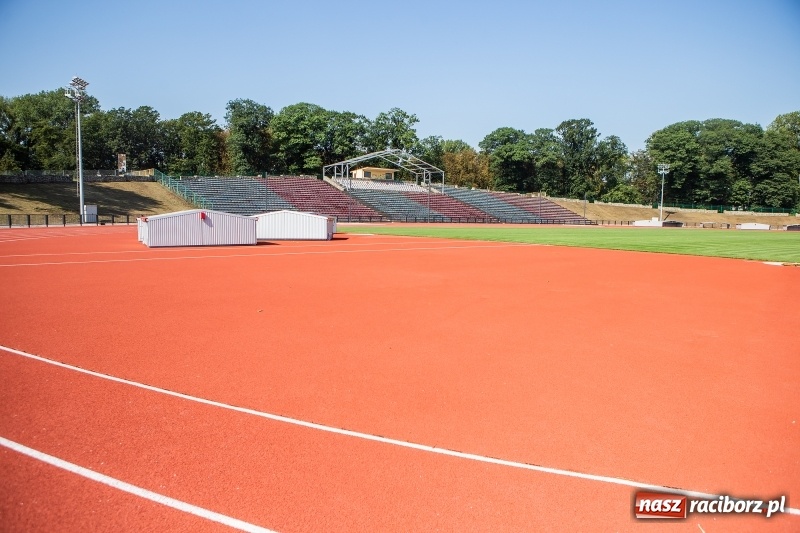 Zdjęcie w galerii na portalu naszraciborz.pl: Murawa jak na Narodowym. Dla kogo odnowiony stadion przy Zamkowej  wiadomości z regionu