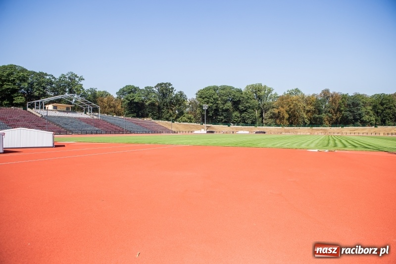 Zdjęcie w galerii na portalu naszraciborz.pl: Murawa jak na Narodowym. Dla kogo odnowiony stadion przy Zamkowej  wiadomości z regionu