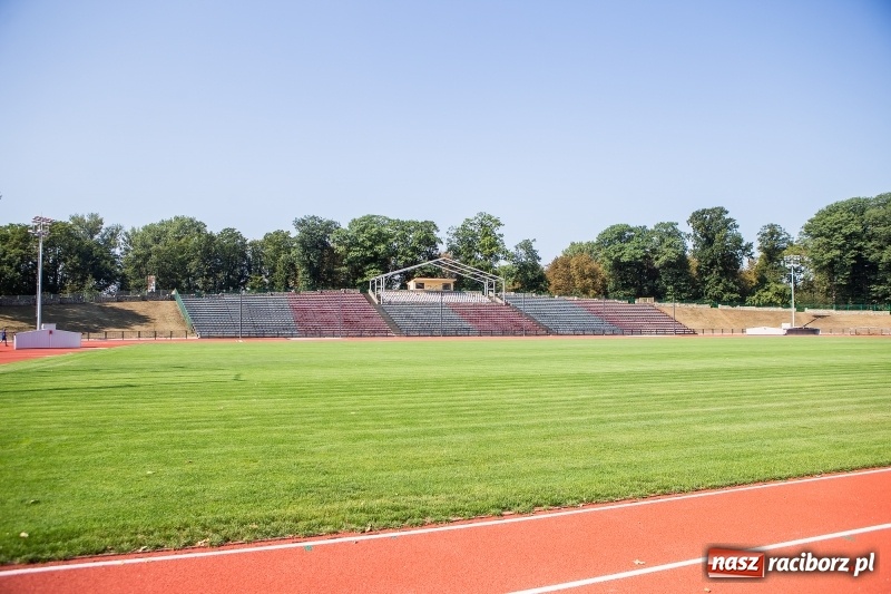Zdjęcie w galerii na portalu naszraciborz.pl: Murawa jak na Narodowym. Dla kogo odnowiony stadion przy Zamkowej  wiadomości z regionu