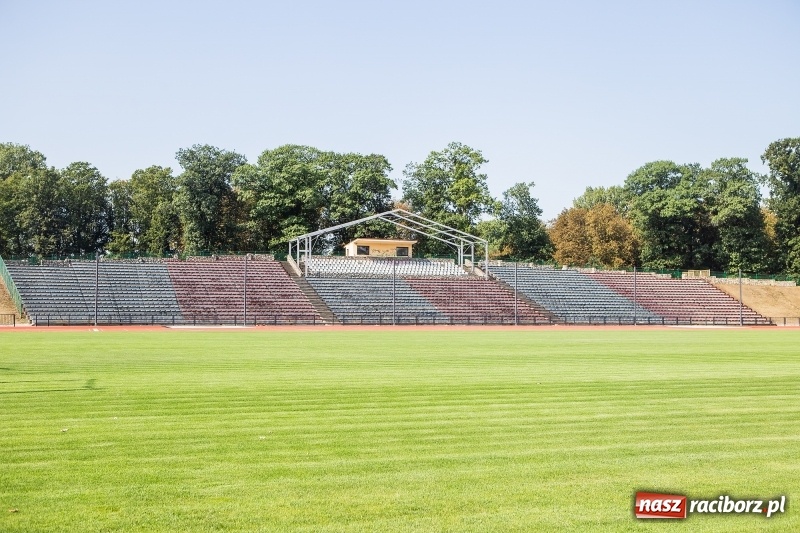 Zdjęcie w galerii na portalu naszraciborz.pl: Murawa jak na Narodowym. Dla kogo odnowiony stadion przy Zamkowej  wiadomości z regionu