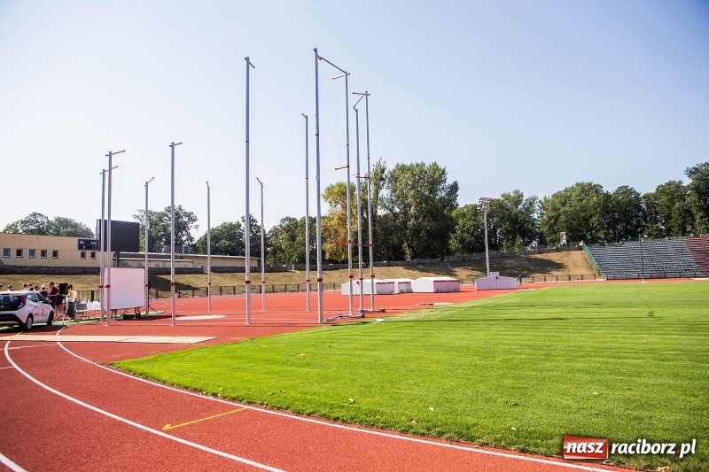 Zdjęcie w galerii na portalu naszraciborz.pl: Murawa jak na Narodowym. Dla kogo odnowiony stadion przy Zamkowej  wiadomości z regionu