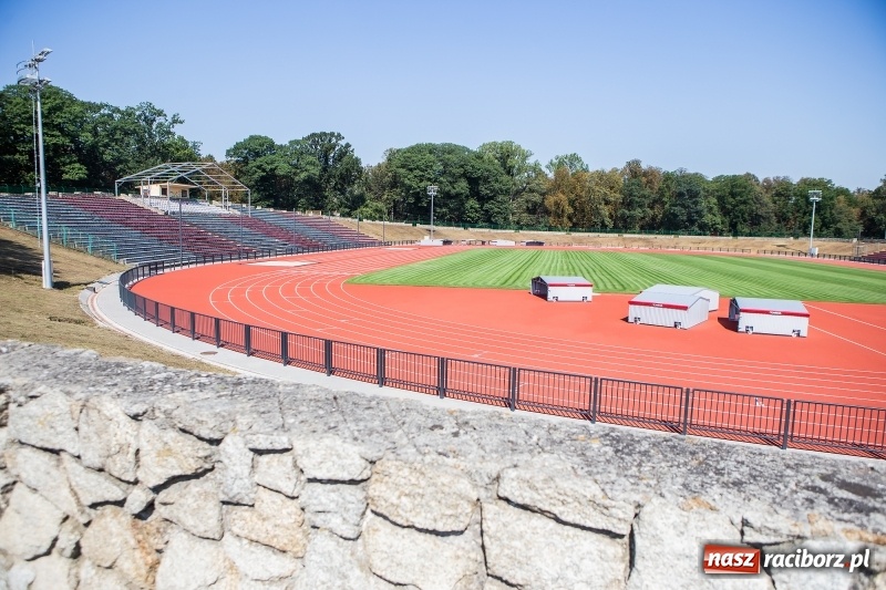 Zdjęcie w galerii na portalu naszraciborz.pl: Murawa jak na Narodowym. Dla kogo odnowiony stadion przy Zamkowej  wiadomości z regionu