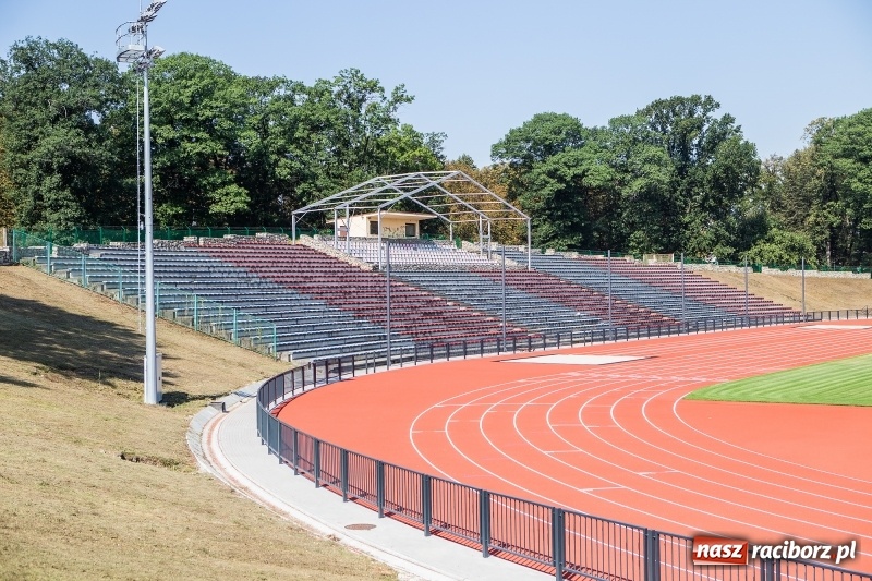 Zdjęcie w galerii na portalu naszraciborz.pl: Murawa jak na Narodowym. Dla kogo odnowiony stadion przy Zamkowej  wiadomości z regionu