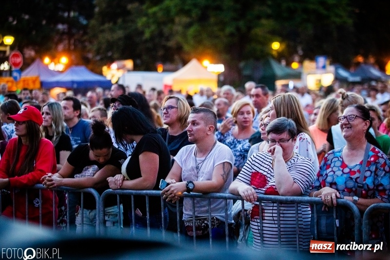 Zdjęcie w galerii na portalu naszraciborz.pl: Memoriał 2018: Hity Piaska porwały do zabawy tłum raciborzan FOTO i WIDEO wiadomości z regionu
