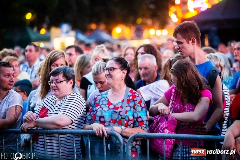 Zdjęcie w galerii na portalu naszraciborz.pl: Memoriał 2018: Hity Piaska porwały do zabawy tłum raciborzan FOTO i WIDEO wiadomości z regionu