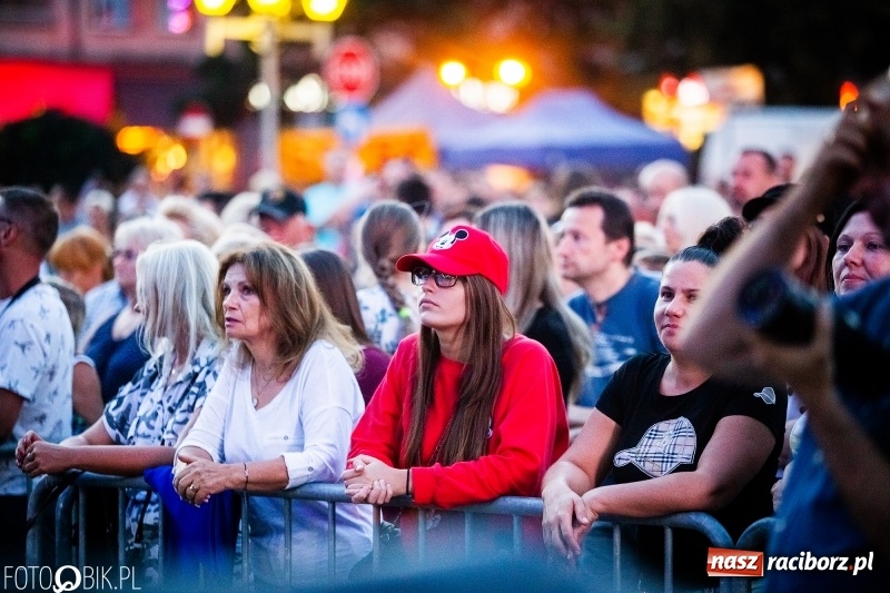 Zdjęcie w galerii na portalu naszraciborz.pl: Memoriał 2018: Hity Piaska porwały do zabawy tłum raciborzan FOTO i WIDEO wiadomości z regionu
