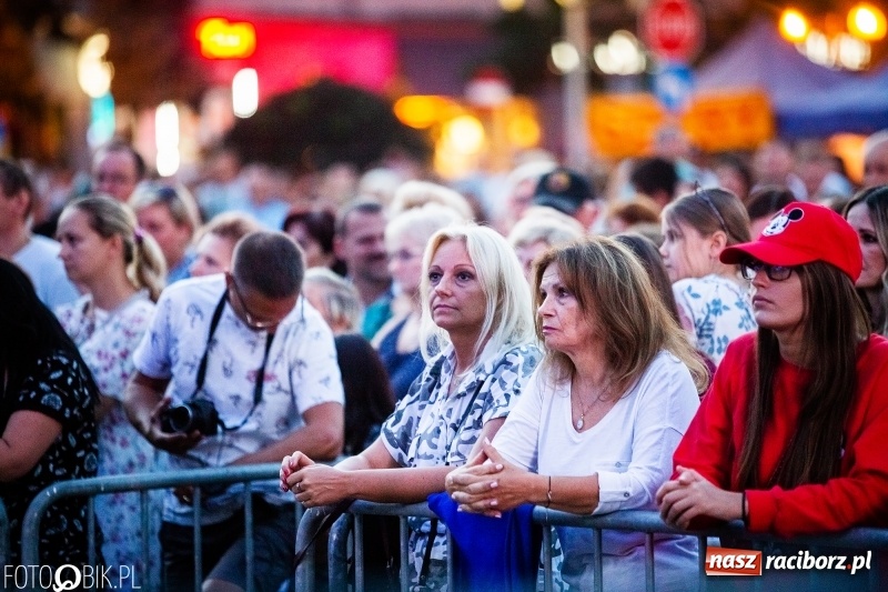Zdjęcie w galerii na portalu naszraciborz.pl: Memoriał 2018: Hity Piaska porwały do zabawy tłum raciborzan FOTO i WIDEO wiadomości z regionu